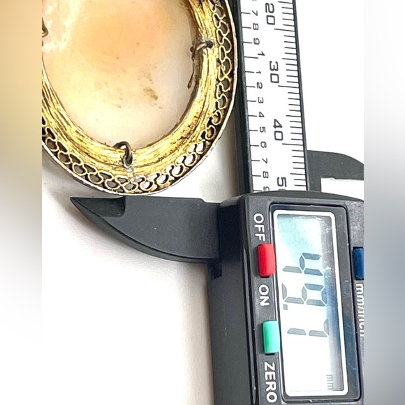 Genuine Cameo Pretty Lady Shell Brooch - Picture 7 of 8